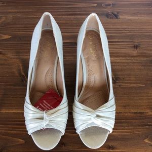 DexFlex Wedge peep Toe Shoe